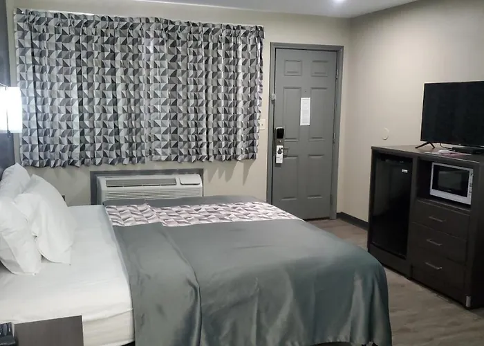 Crescent Park Motel & Suites